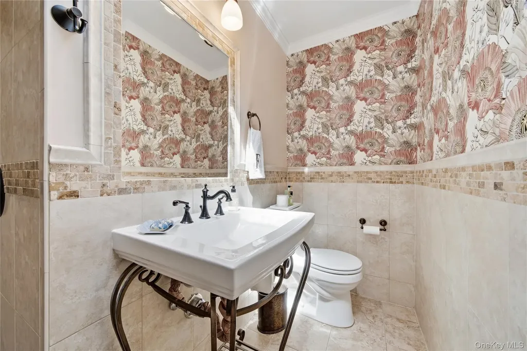 93 S Bay Avenue Brightwaters NY 11718