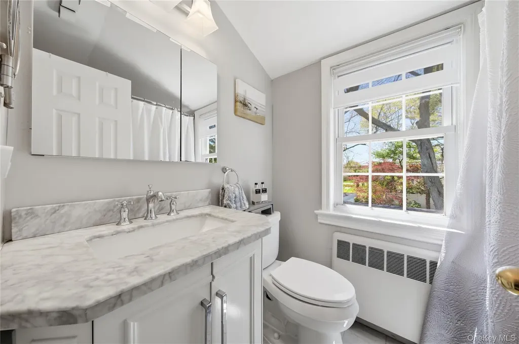 93 S Bay Avenue Brightwaters NY 11718