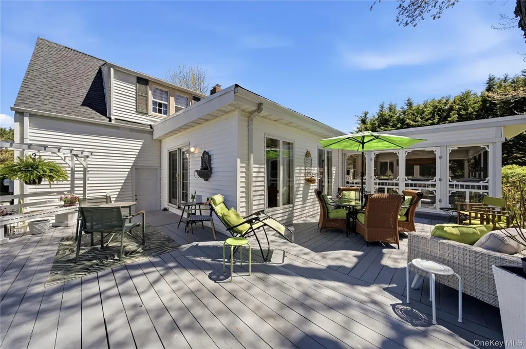 93 S Bay Avenue Brightwaters NY 11718