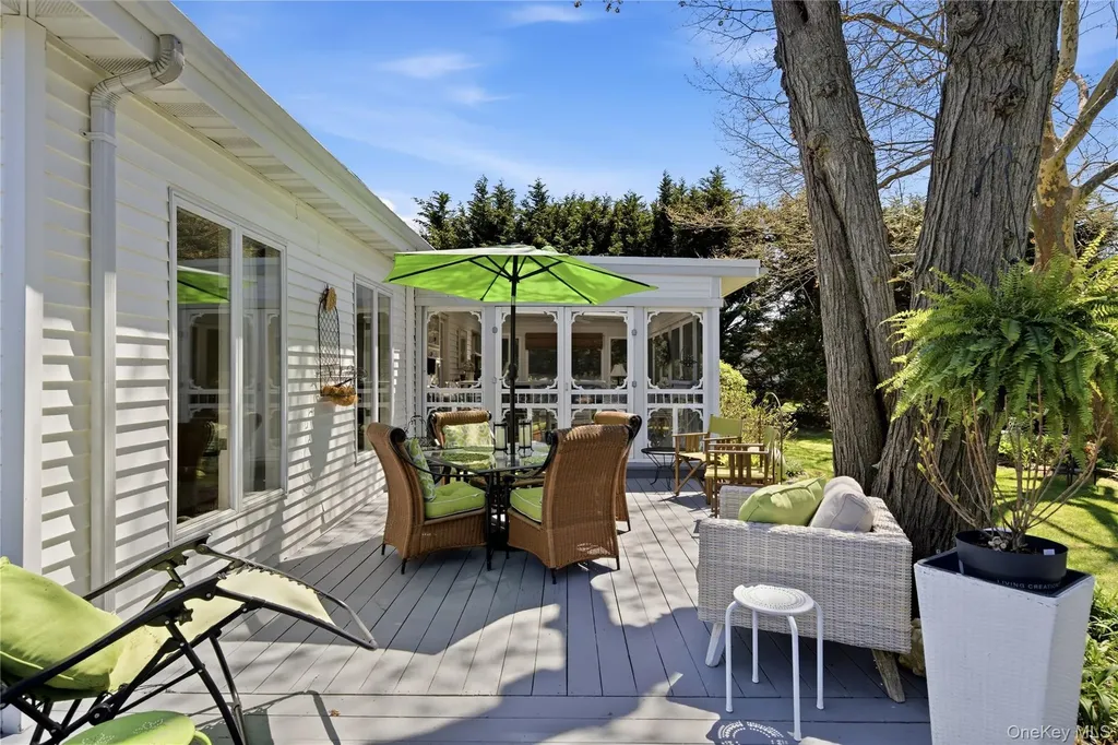 93 S Bay Avenue Brightwaters NY 11718