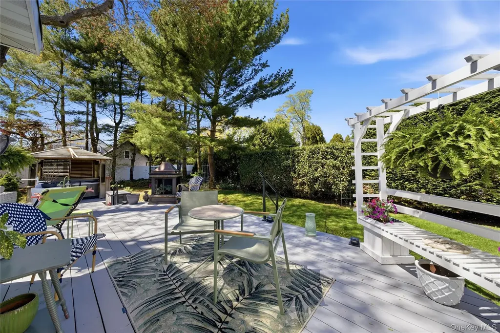 93 S Bay Avenue Brightwaters NY 11718