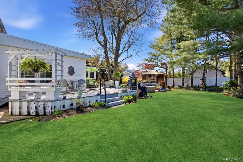 93 S Bay Avenue Brightwaters NY 11718