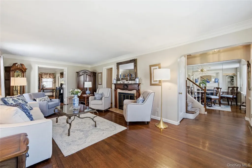 93 S Bay Avenue Brightwaters NY 11718