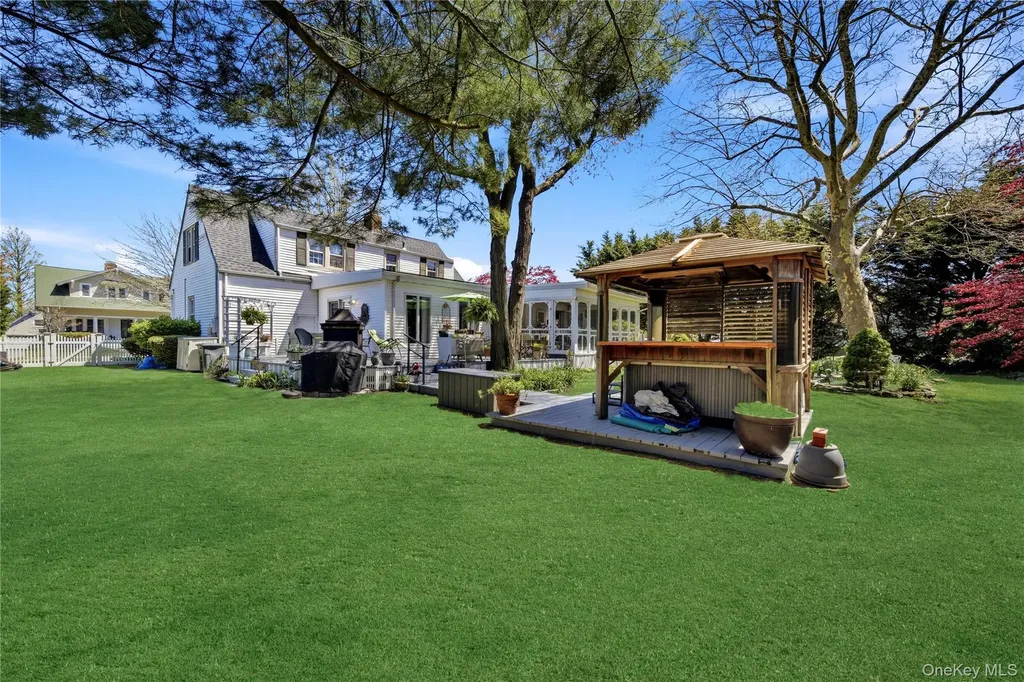 93 S Bay Avenue Brightwaters NY 11718