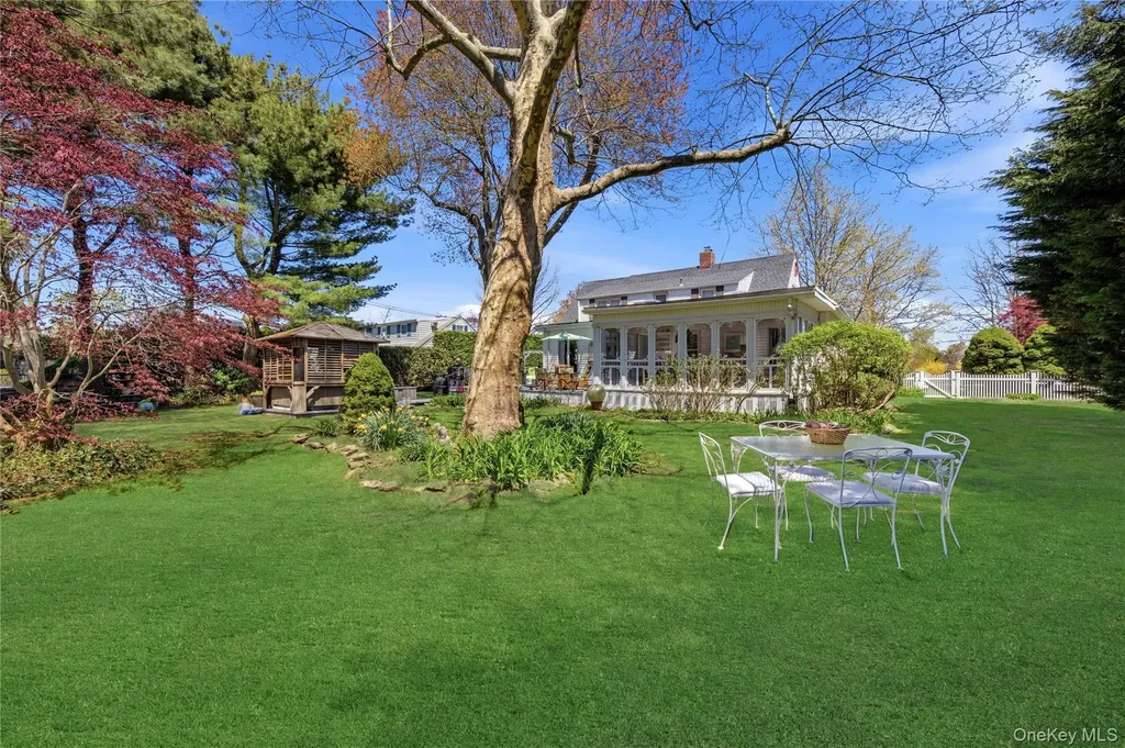 93 S Bay Avenue Brightwaters NY 11718