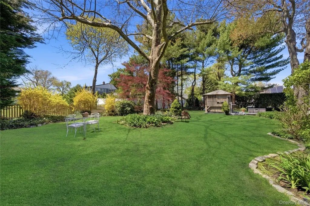 93 S Bay Avenue Brightwaters NY 11718