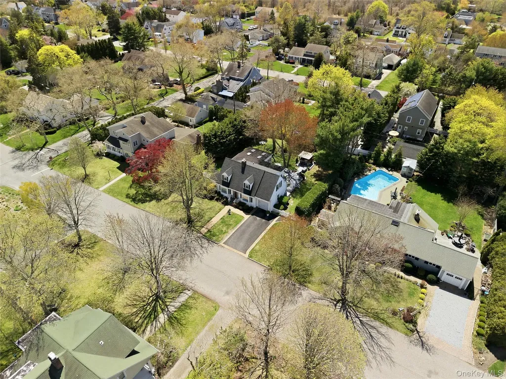 93 S Bay Avenue Brightwaters NY 11718