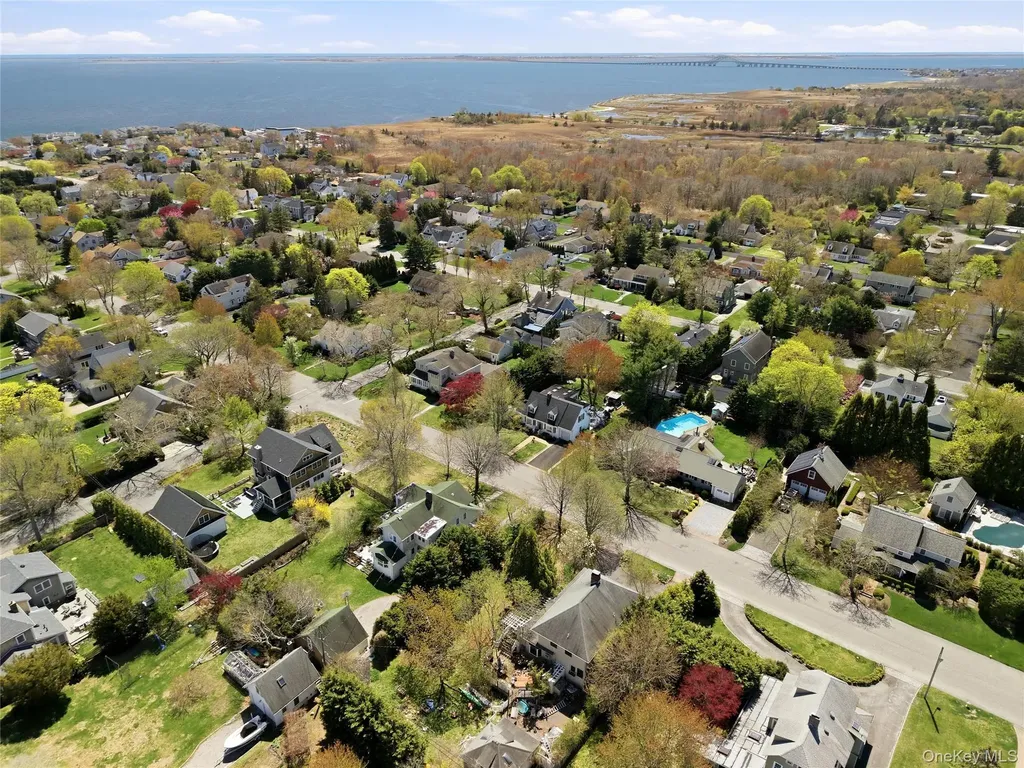 93 S Bay Avenue Brightwaters NY 11718