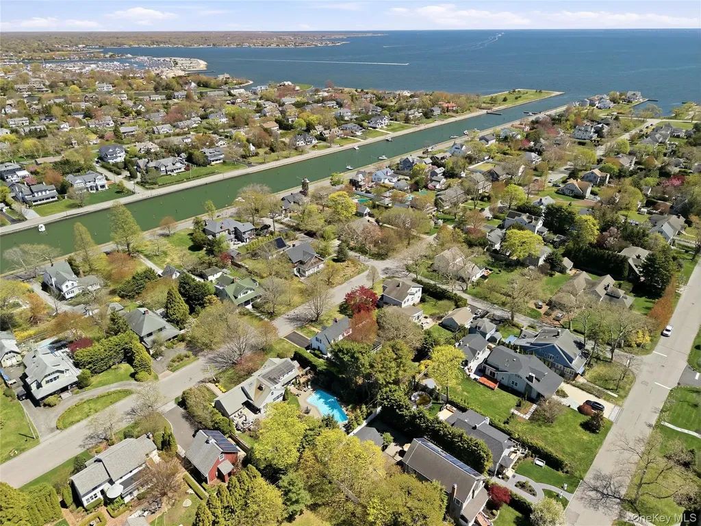 93 S Bay Avenue Brightwaters NY 11718