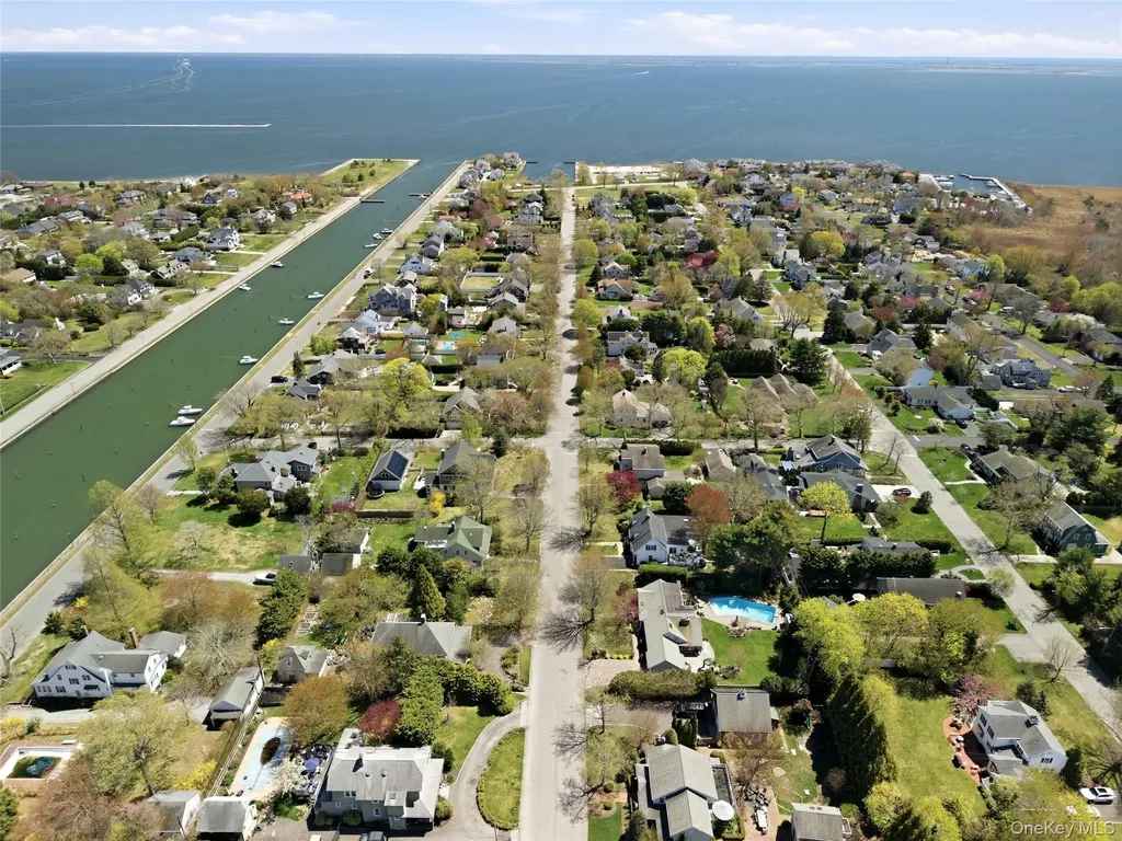 93 S Bay Avenue Brightwaters NY 11718