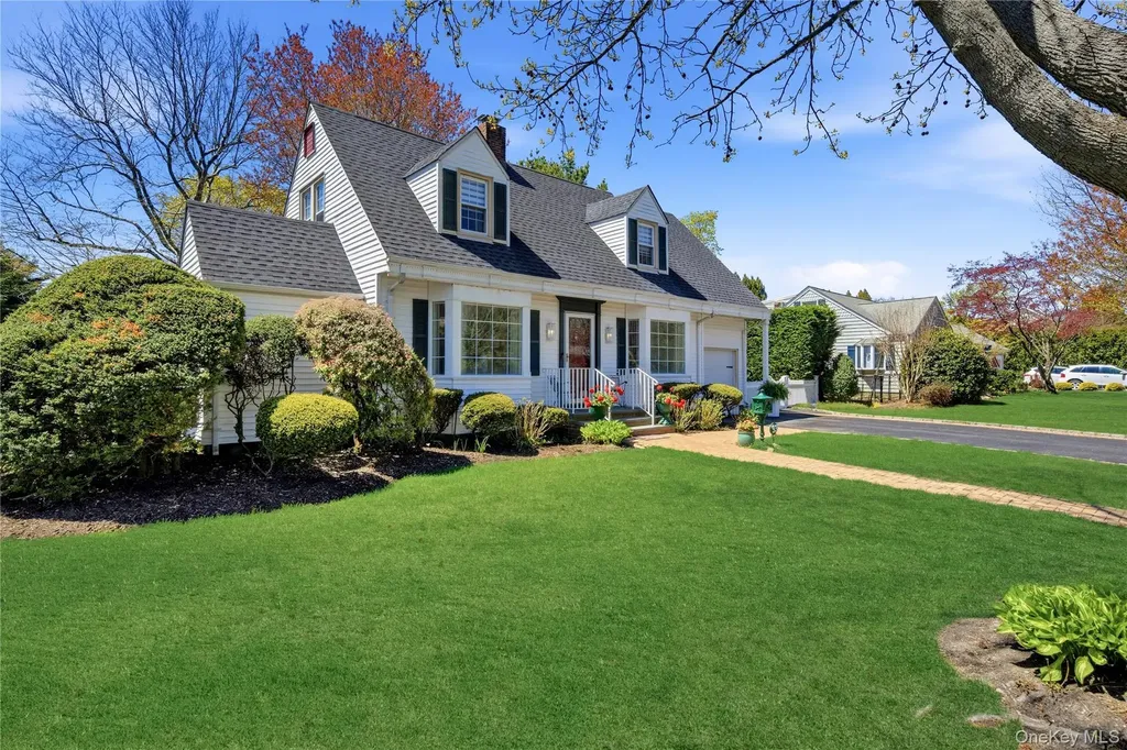 93 S Bay Avenue Brightwaters NY 11718