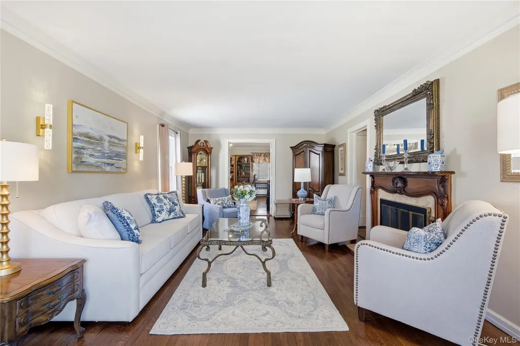 93 S Bay Avenue Brightwaters NY 11718