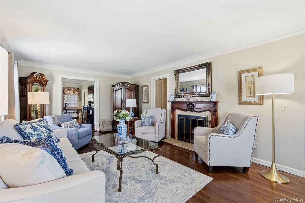 93 S Bay Avenue Brightwaters NY 11718