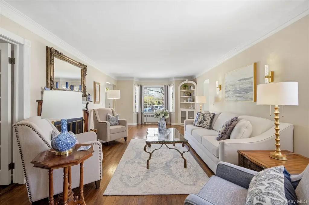 93 S Bay Avenue Brightwaters NY 11718