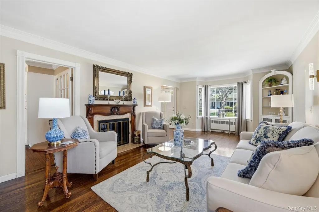 93 S Bay Avenue Brightwaters NY 11718