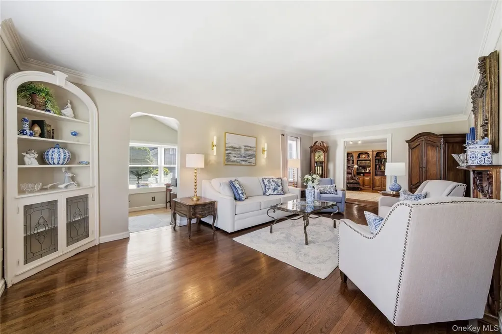 93 S Bay Avenue Brightwaters NY 11718