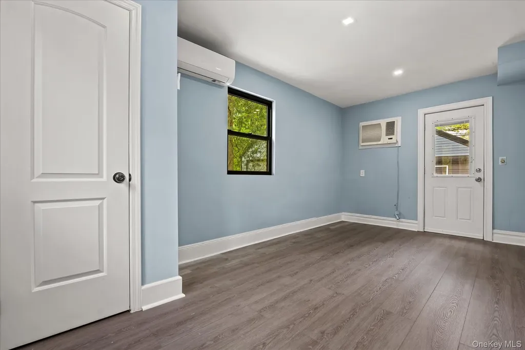 11 Brook Lane Great Neck NY 11023