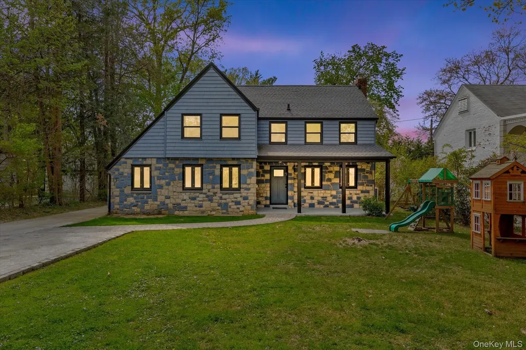 11 Brook Lane Great Neck NY 11023