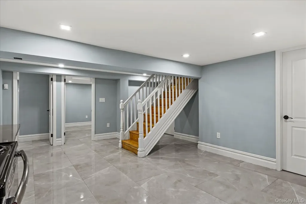 11 Brook Lane Great Neck NY 11023