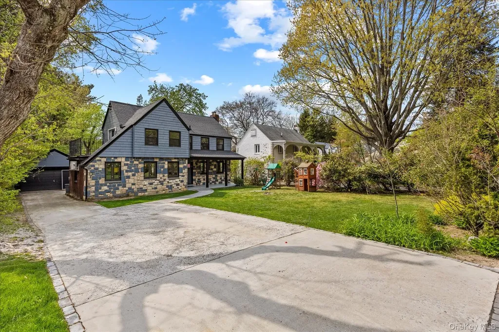 11 Brook Lane Great Neck NY 11023
