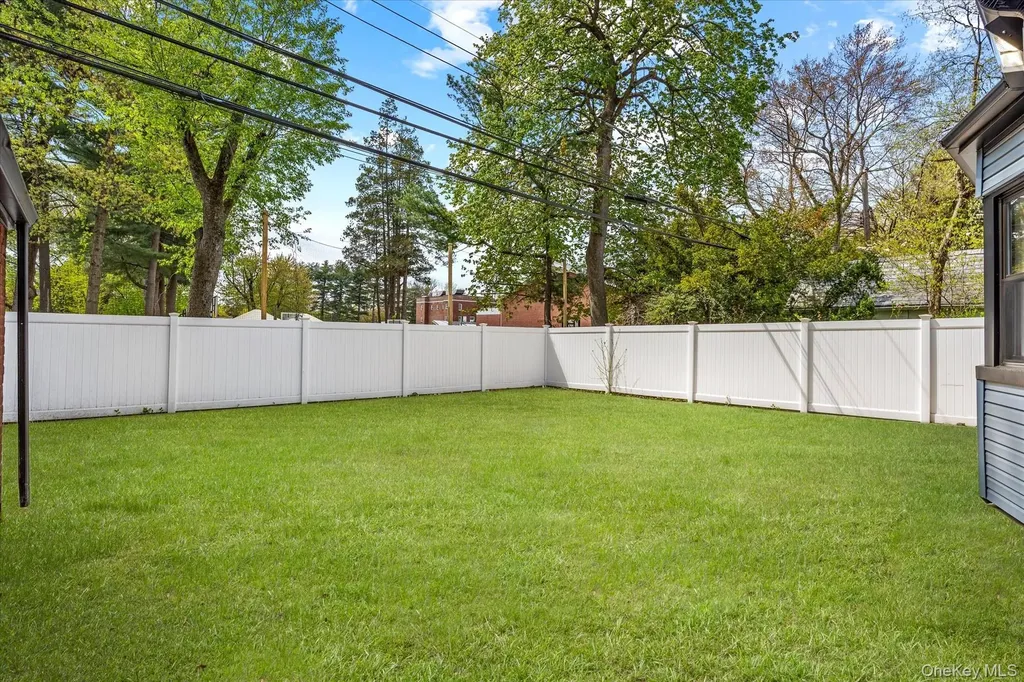 11 Brook Lane Great Neck NY 11023