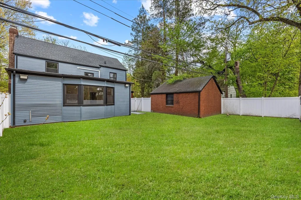 11 Brook Lane Great Neck NY 11023