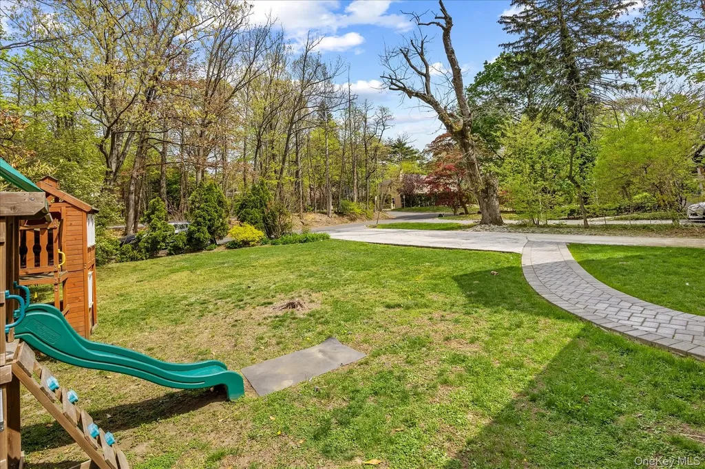 11 Brook Lane Great Neck NY 11023