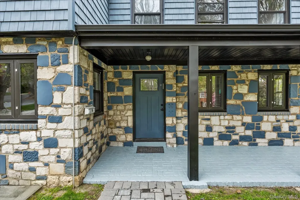 11 Brook Lane Great Neck NY 11023