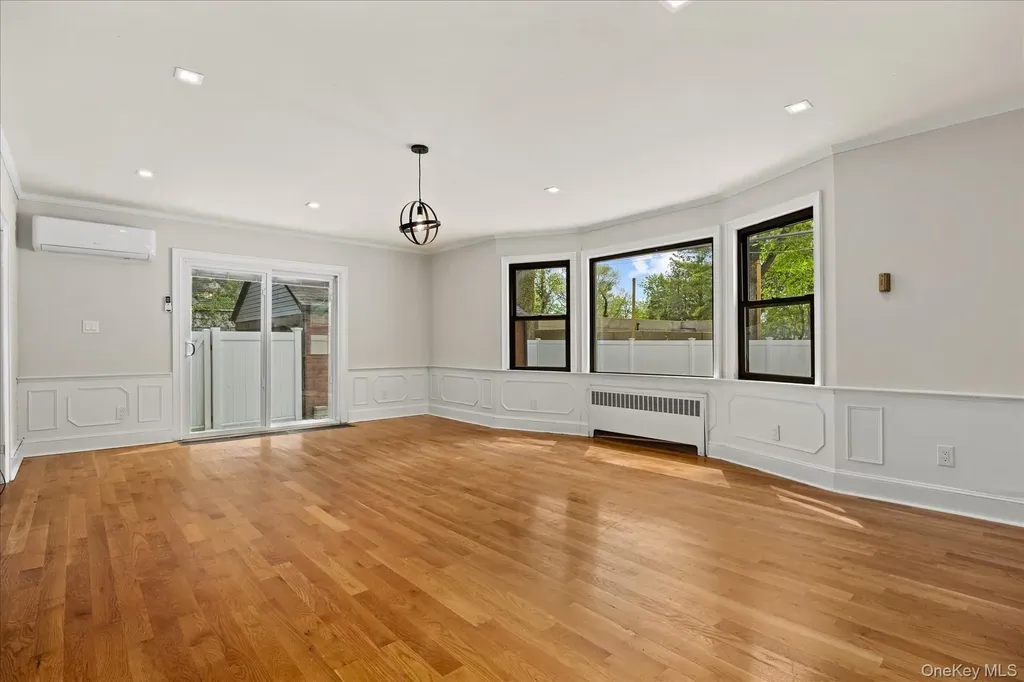 11 Brook Lane Great Neck NY 11023
