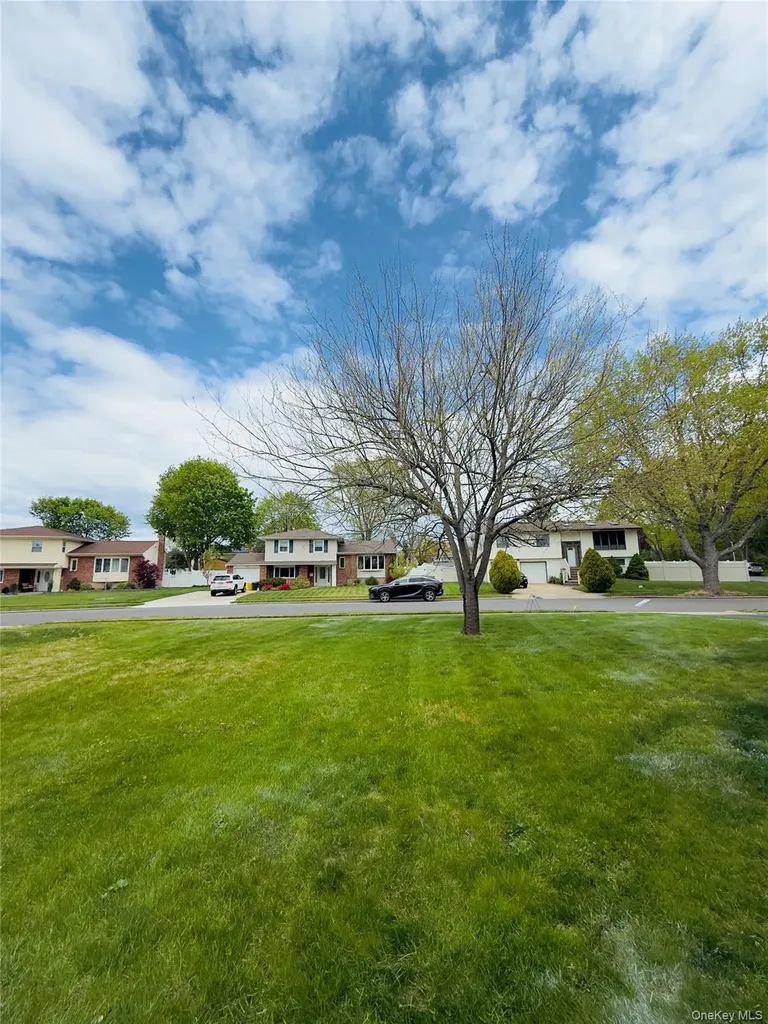 10 Evelyn Drive Bethpage NY 11714