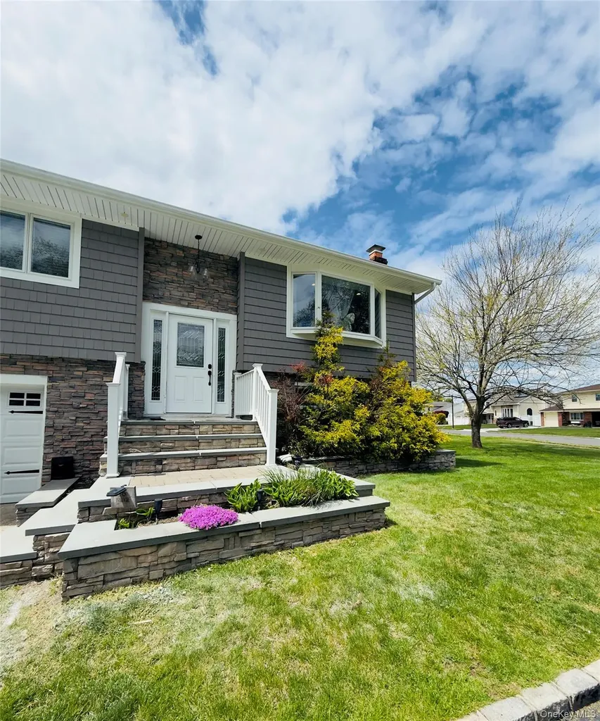 10 Evelyn Drive Bethpage NY 11714