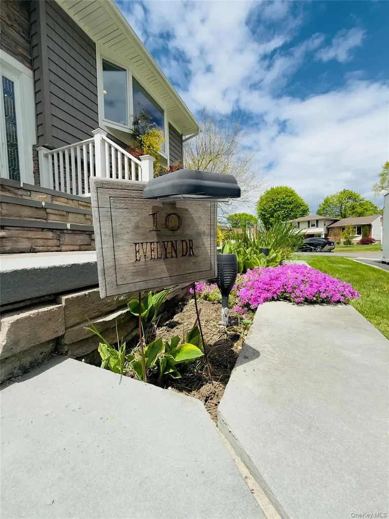 10 Evelyn Drive Bethpage NY 11714