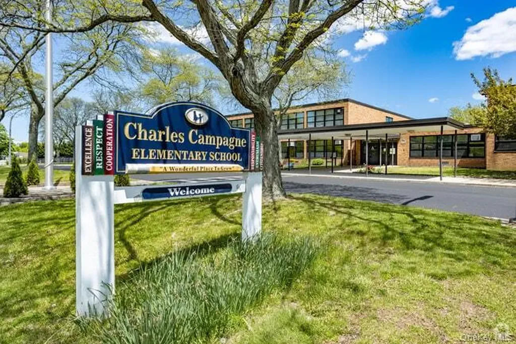 10 Evelyn Drive Bethpage NY 11714