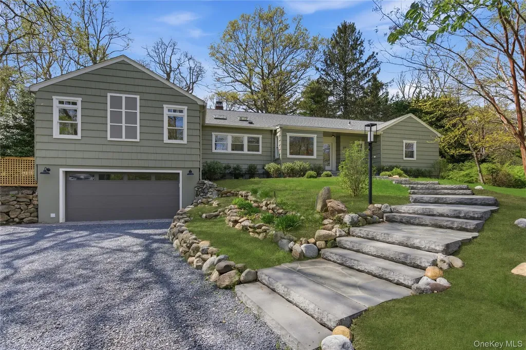 19 Erick Court Cold Spring Harbor NY 11724