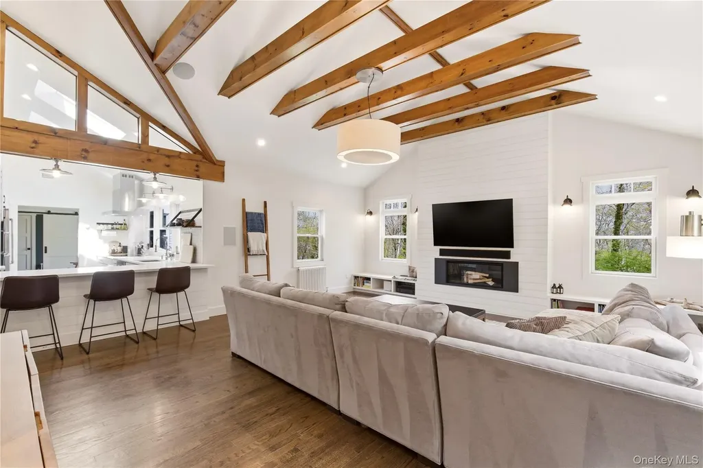 19 Erick Court Cold Spring Harbor NY 11724