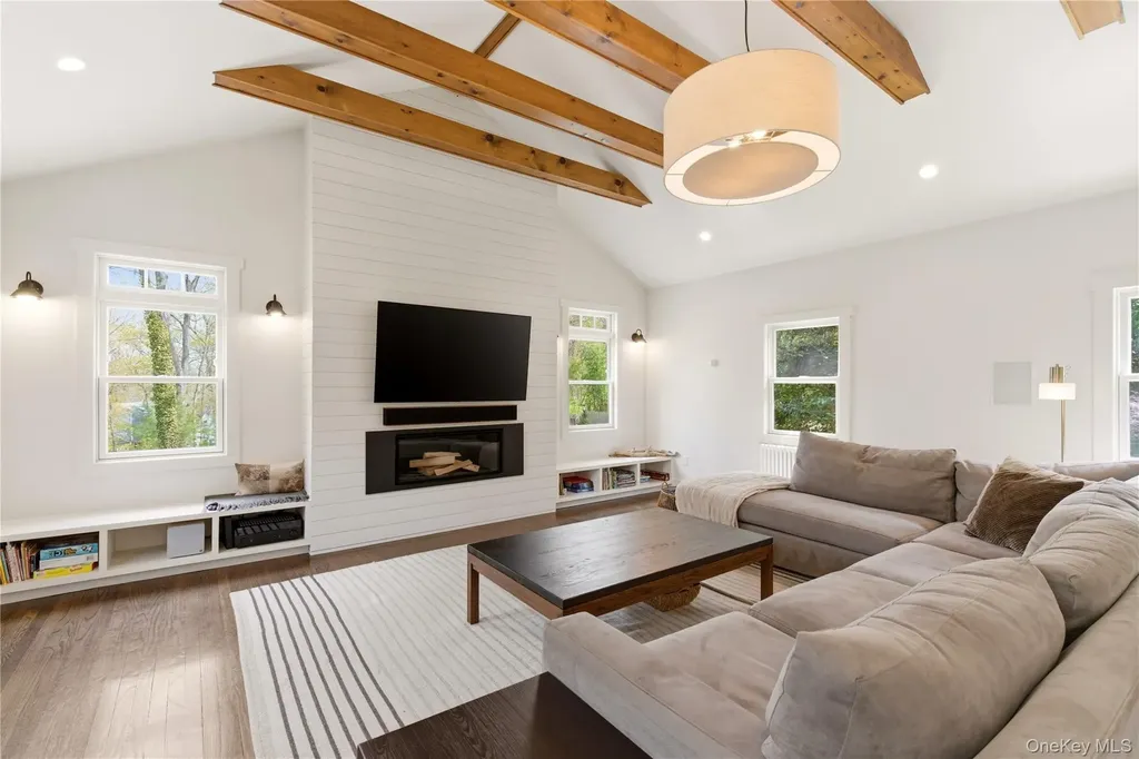 19 Erick Court Cold Spring Harbor NY 11724