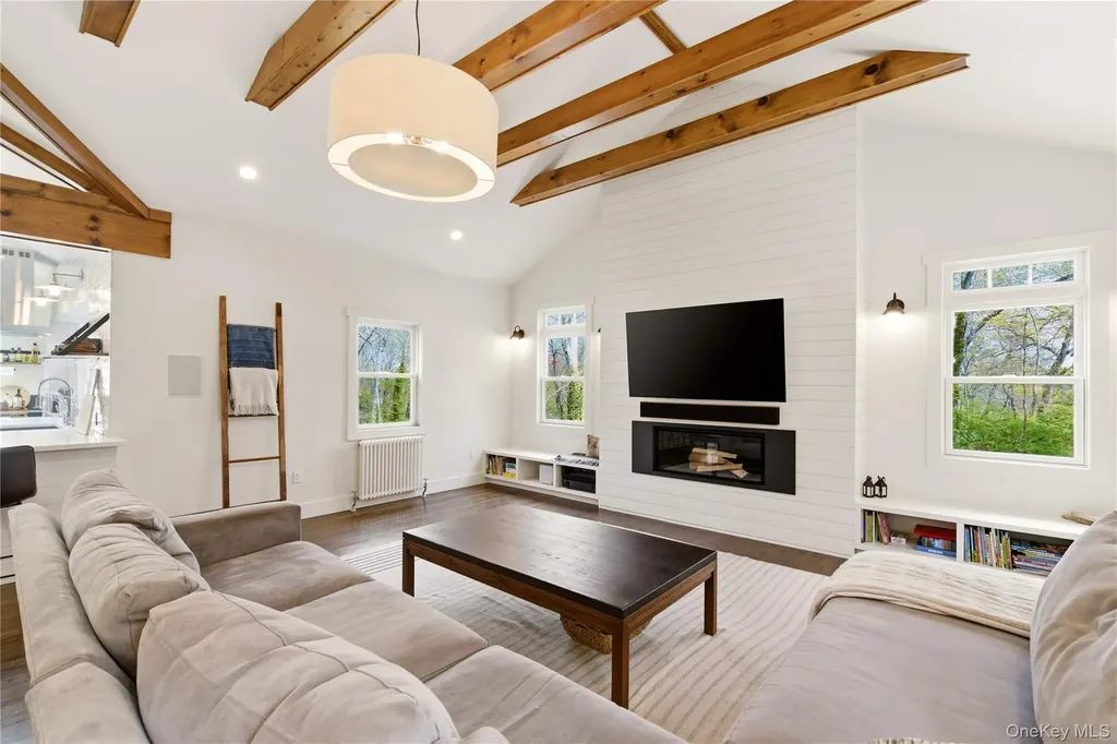 19 Erick Court Cold Spring Harbor NY 11724