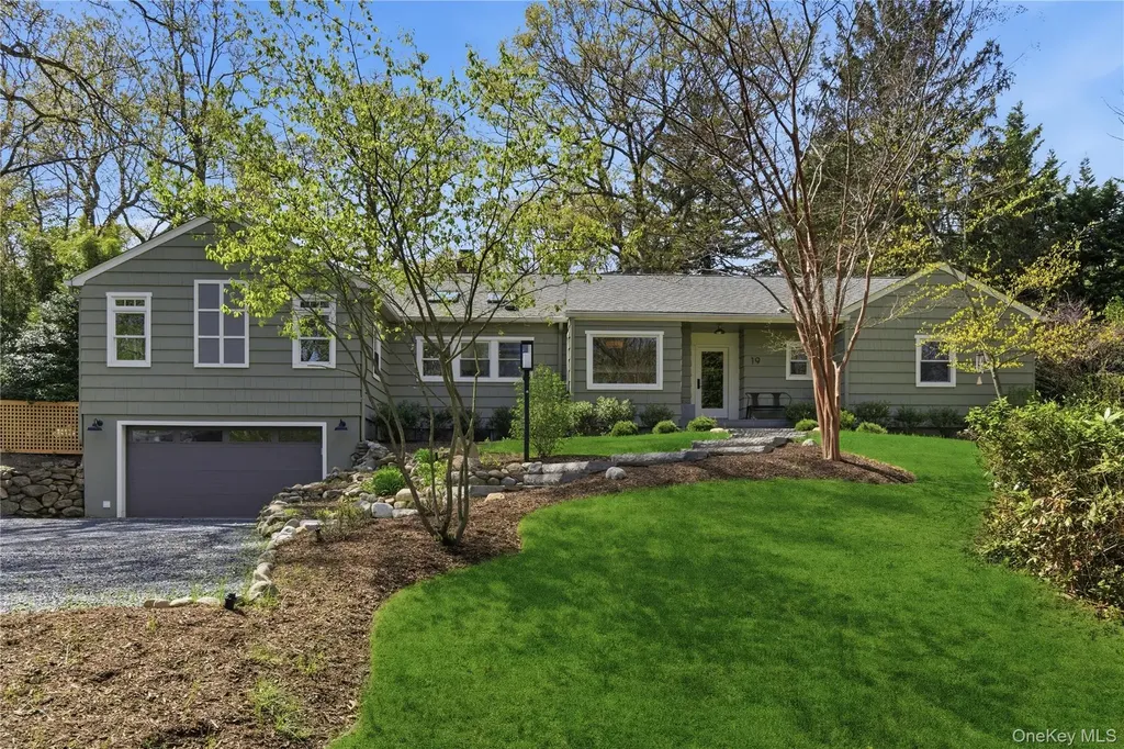 19 Erick Court Cold Spring Harbor NY 11724