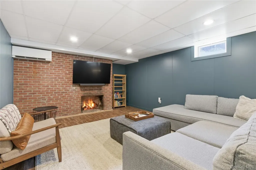 19 Erick Court Cold Spring Harbor NY 11724