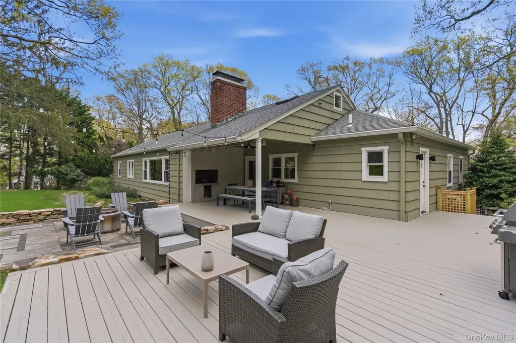 19 Erick Court Cold Spring Harbor NY 11724