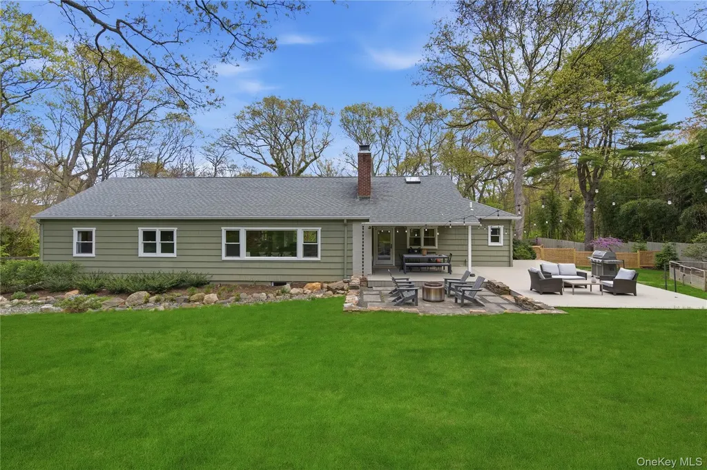 19 Erick Court Cold Spring Harbor NY 11724