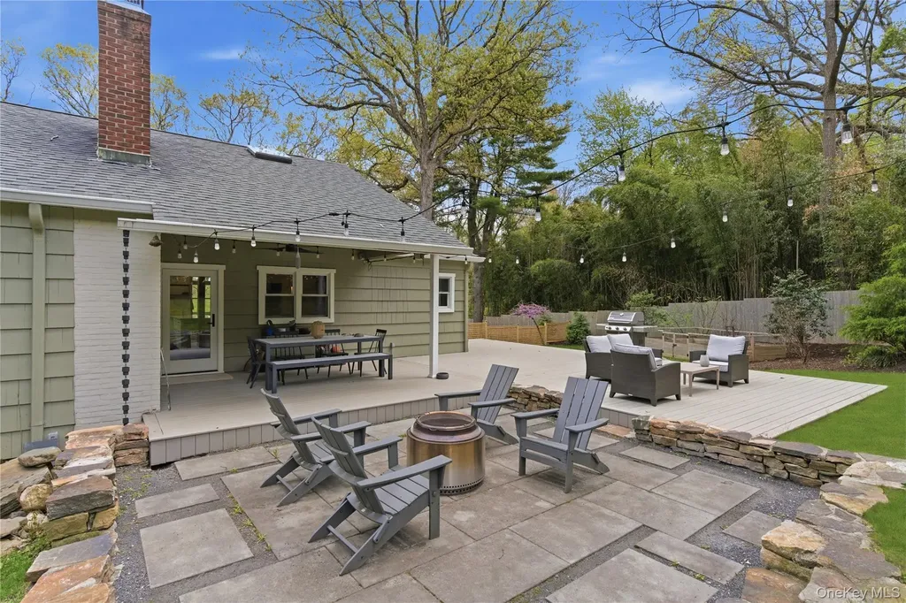 19 Erick Court Cold Spring Harbor NY 11724