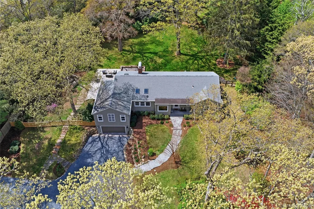 19 Erick Court Cold Spring Harbor NY 11724