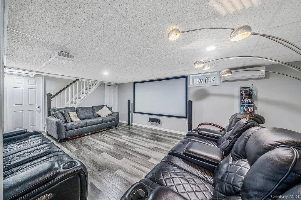 26016 80th Avenue Glen Oaks NY 11004