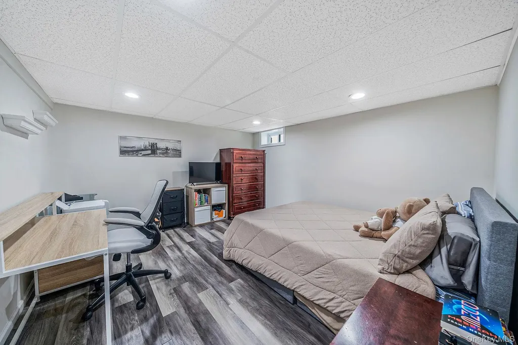 26016 80th Avenue Glen Oaks NY 11004
