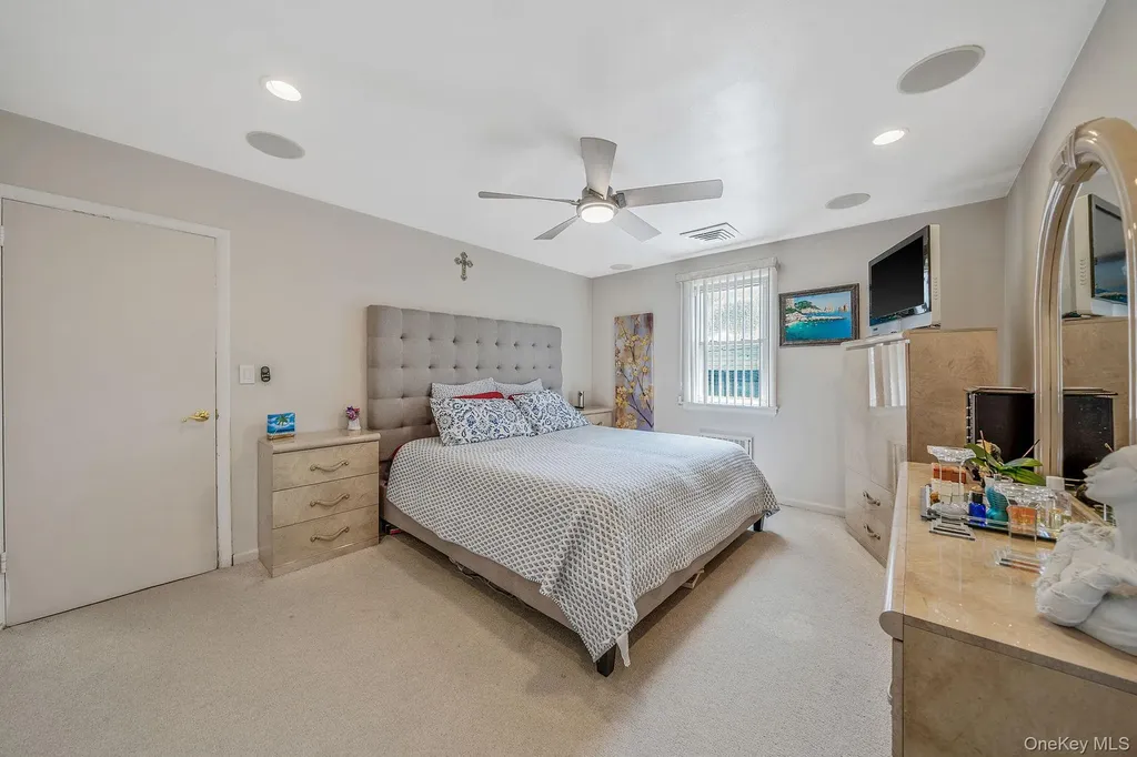 26016 80th Avenue Glen Oaks NY 11004