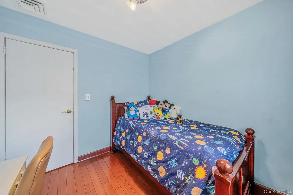 26016 80th Avenue Glen Oaks NY 11004