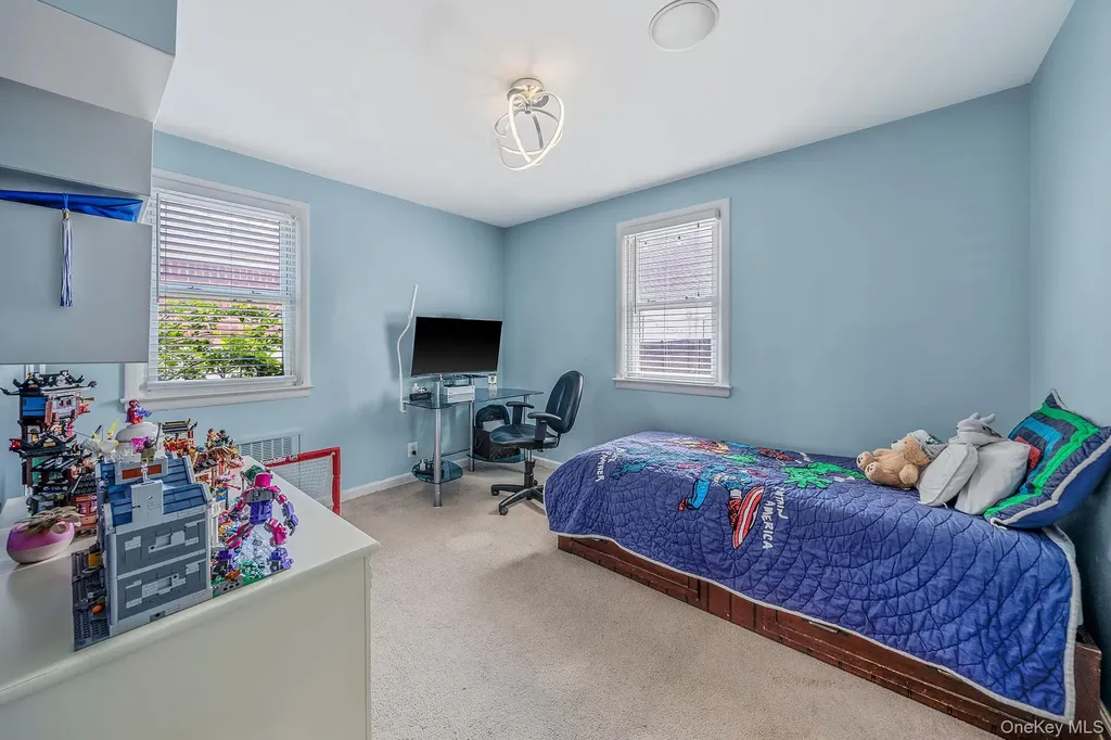 26016 80th Avenue Glen Oaks NY 11004