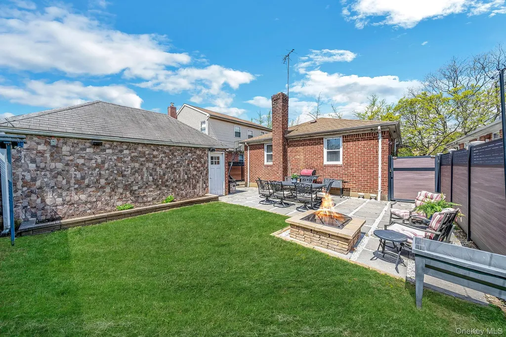 26016 80th Avenue Glen Oaks NY 11004