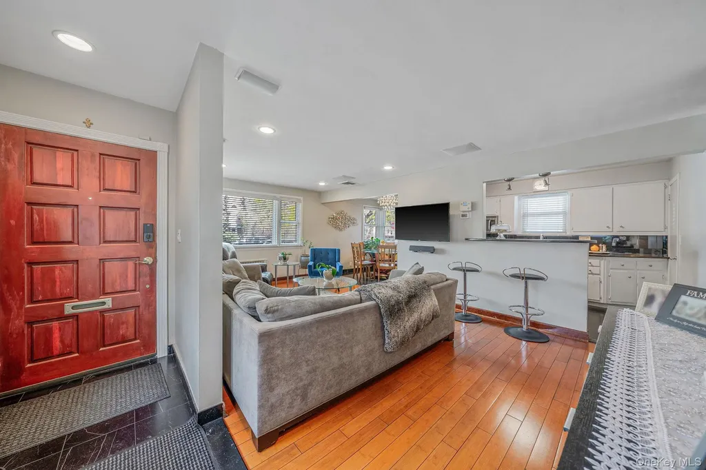 26016 80th Avenue Glen Oaks NY 11004